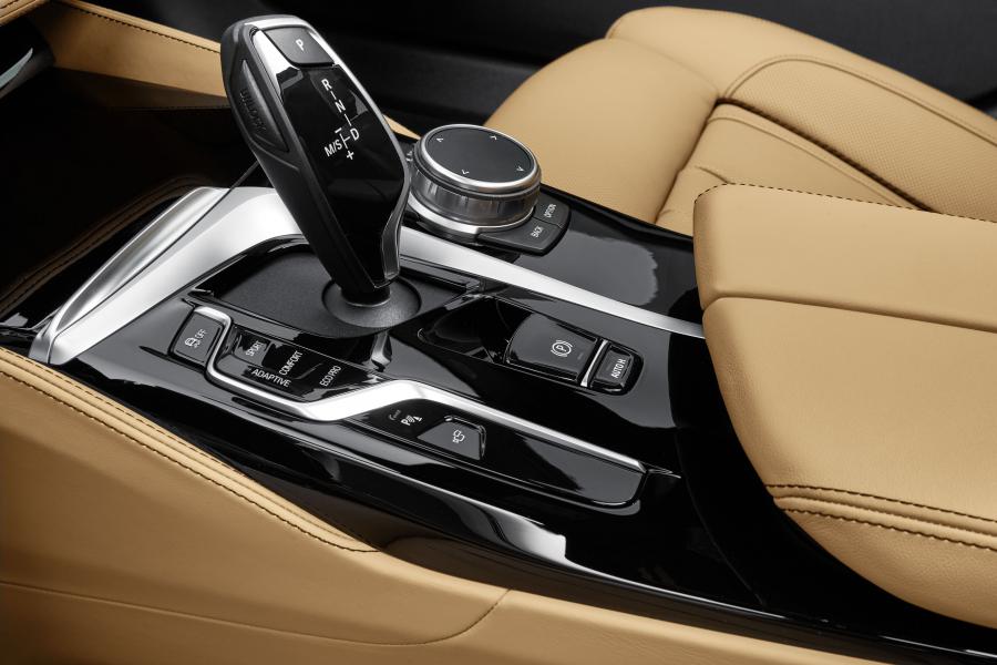 Детали интерьера BMW 540i Luxury Line (G30) 2020 года  (WW) (фото 23 из 29)